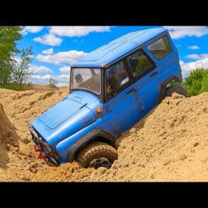 UAZ 469 and ZIL 131 - Best Russian Cars Racing in the Sand
