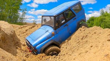UAZ 469 and ZIL 131 - Best Russian Cars Racing in the Sand