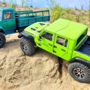 Sands of Fury: RC Jeep Gladiator vs RC GAZ 33088 - High-Octane Off-Road Action!