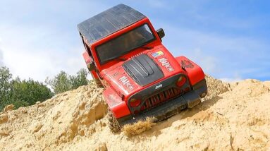 RC ON THE BRINK! 😲 Jeep and Crawler Take on Dangerous Cliffs!