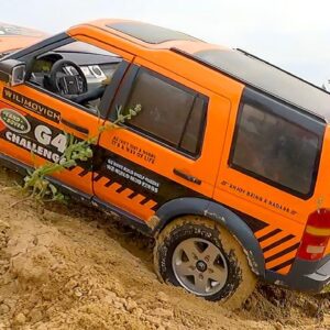 RC Car on the EDGE! 😱 Land Rover Discovery's Extreme Off-Road Trial 💪