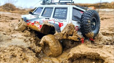 🚙💥 RC Mud & Snow Chaos! Jeep vs Unimog vs Ford Raptor (Axial SCX10) | Off-Road Rescue