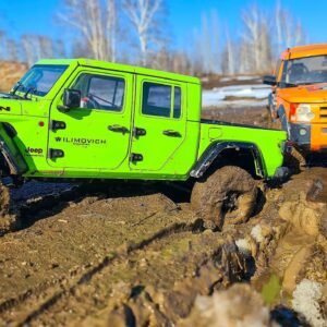 RC Land Rover vs Jeep Gladiator: SLIPPERY MUD Challenge! 💥🚜 Off Road 4x4 Action